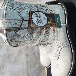Ariat Fatbaby Distressed Ivory Leather  8.5 Cowgirl Western Boots New/ NO BOX